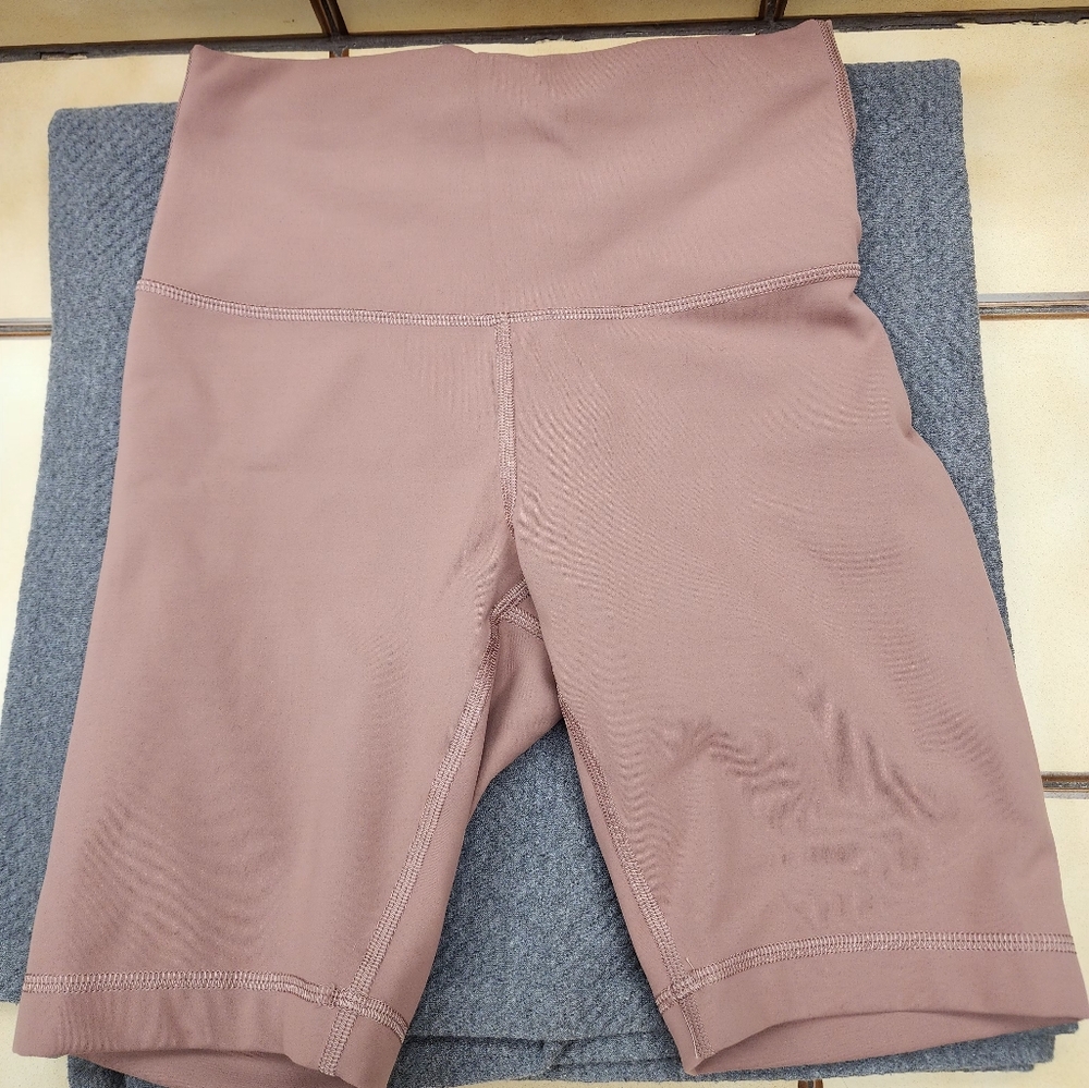 Lululemon Wunder Train High Rise Short, Size 6